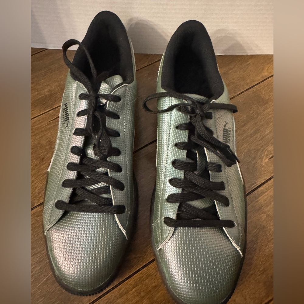 Puma Men's Basket Classic Holographic Fashion Sneaker